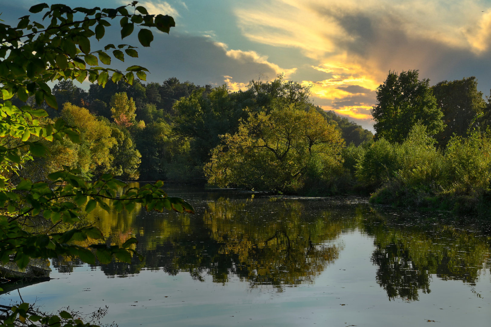 Herbstbeginn und Abend-Leuchten an der Fulda