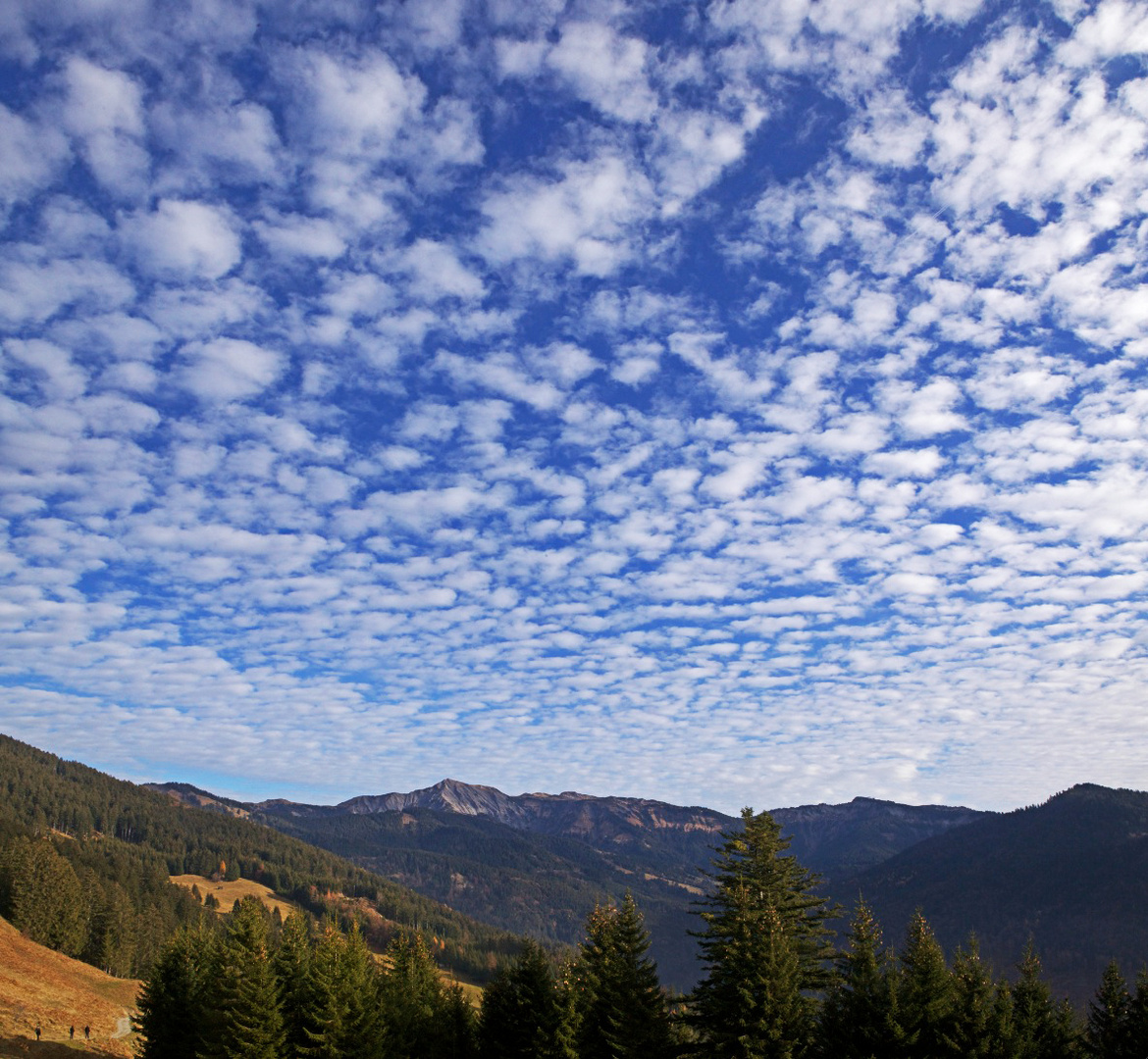 Herbstbergland mit Wolkenhimmel