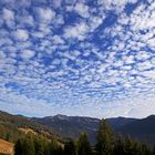 Herbstbergland mit Wolkenhimmel