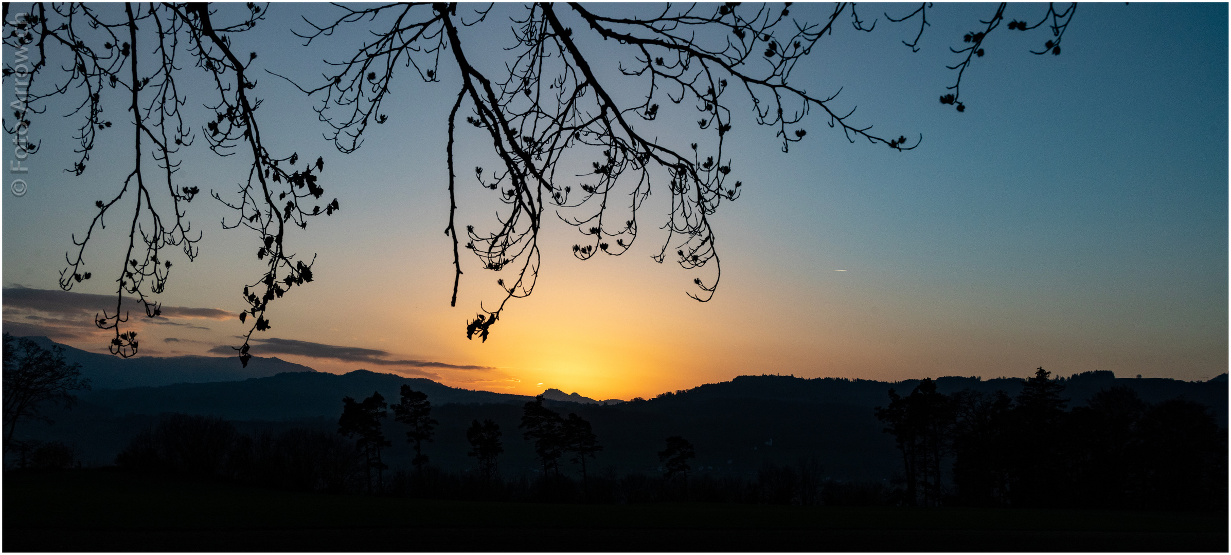 Herbstbild mit Wechsel von der goldenen zu blauen Stunde