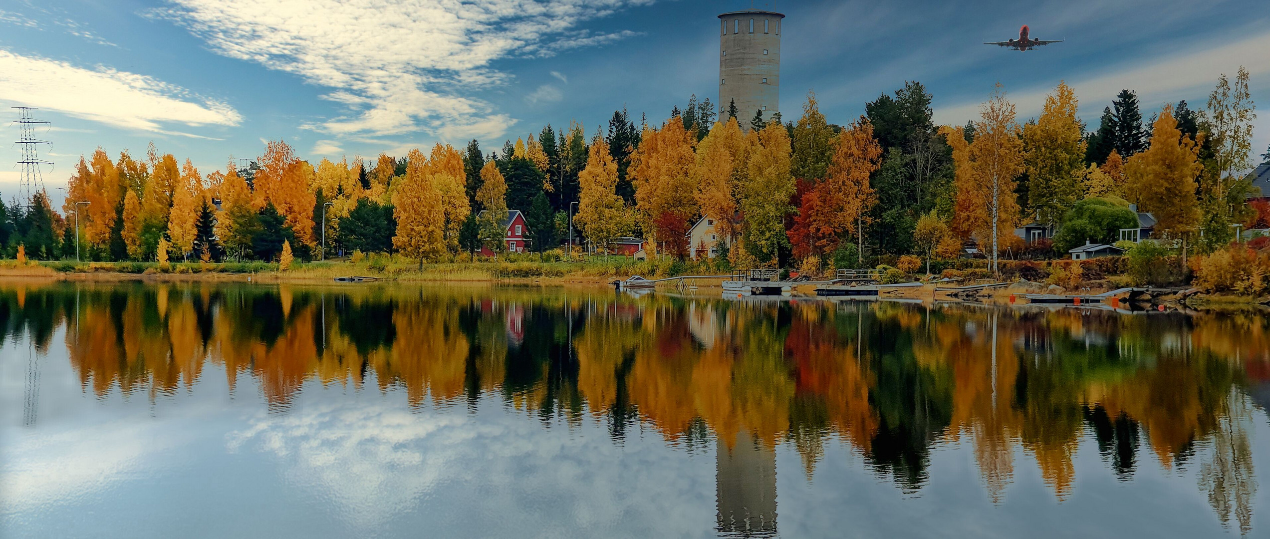 Herbstfärbung am Fjord mit Spiegelung