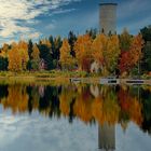 Herbstfärbung am Fjord mit Spiegelung