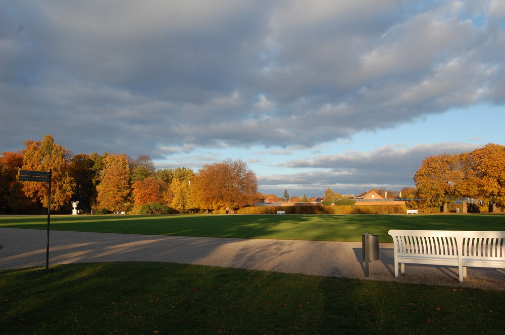 Herbstfärbung im Ludwigsluster Schlosspark hinterm Schloss