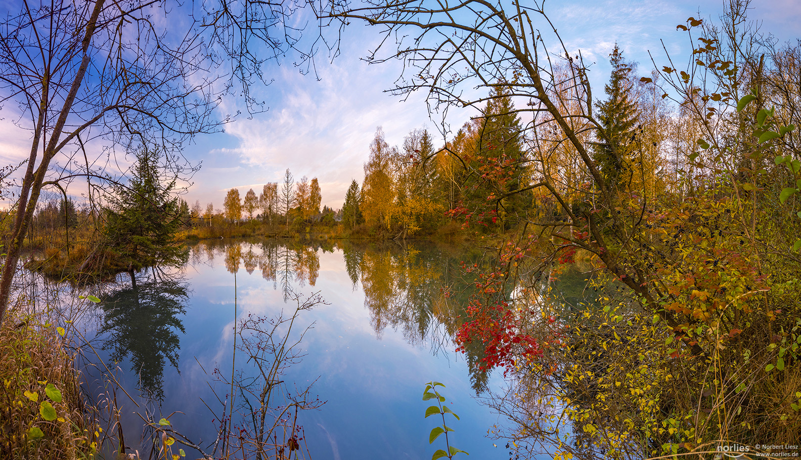 Herbstfarben am See