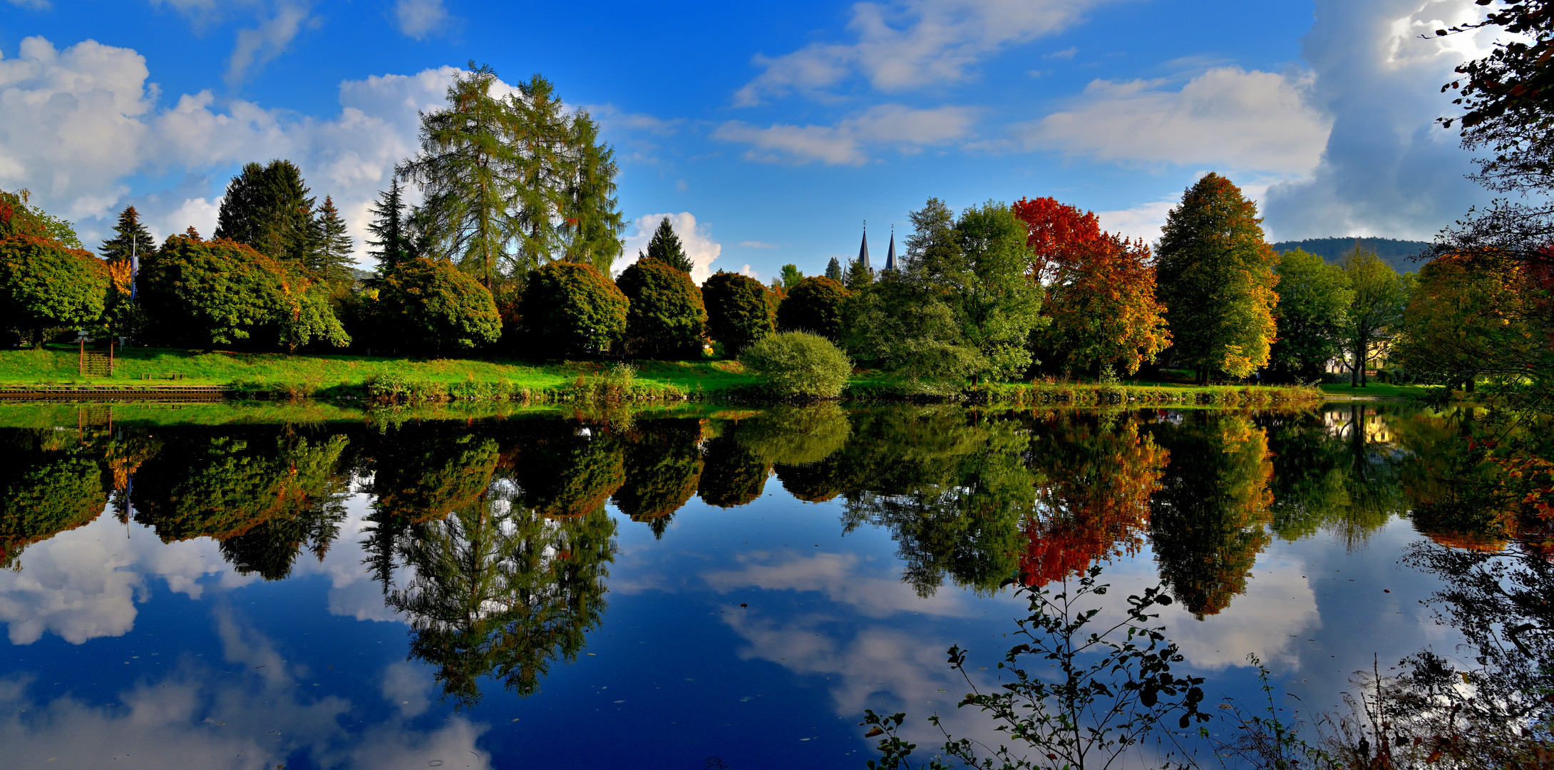 Herbstfarben am/im Fluß  (II)