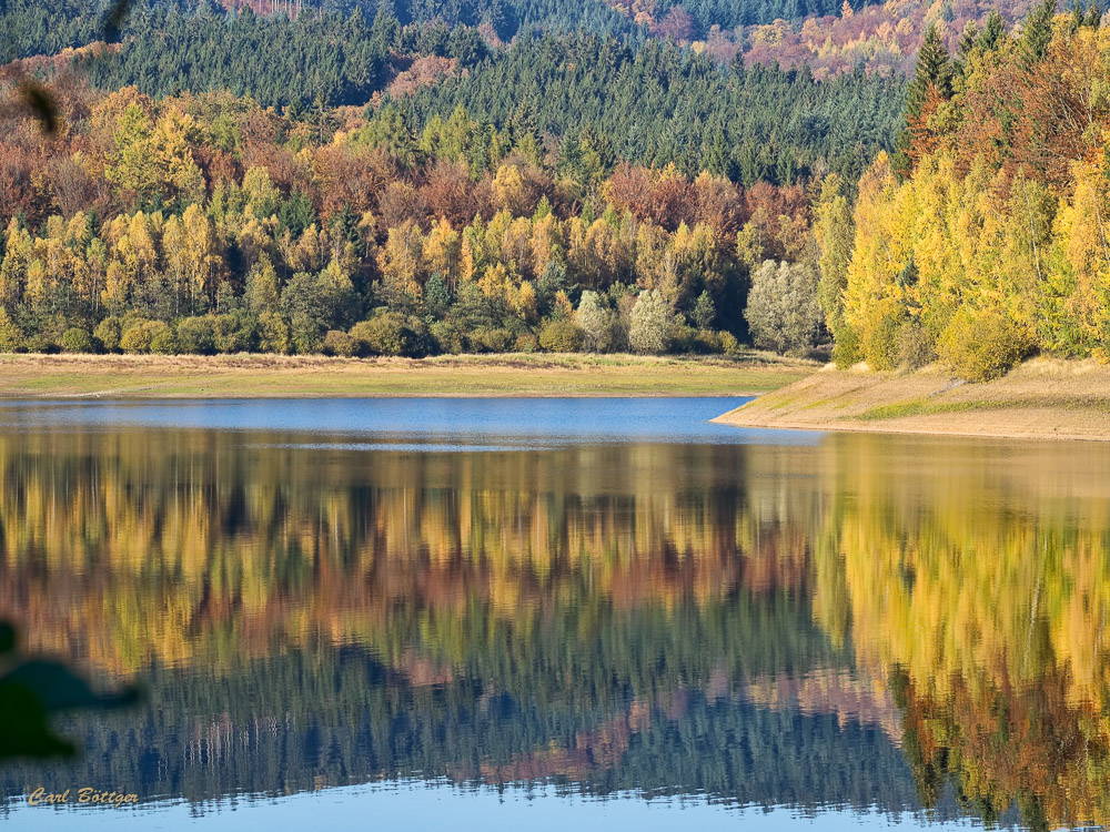 Herbstfarben an der Breitenbachtalsperre