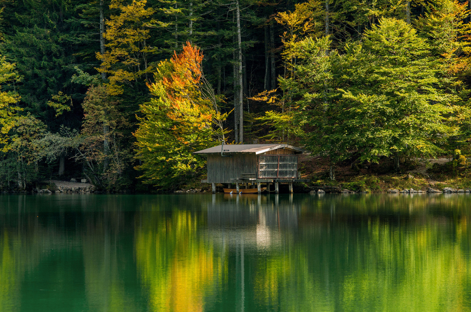 Herbstfarben Ein Bootshaus am Hintersteinersee.  A boat house on Hintersteinersee.