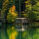 Herbstfarben Ein Bootshaus am Hintersteinersee.  A boat house on Hintersteinersee.