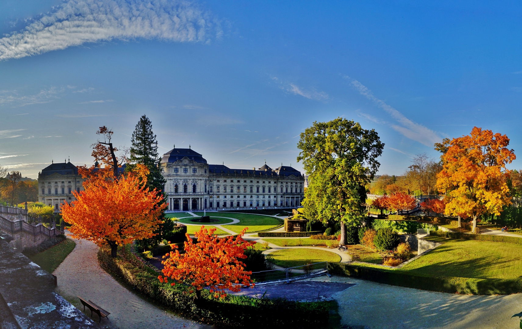 Herbstfarben im Hofgarten der Residenz.