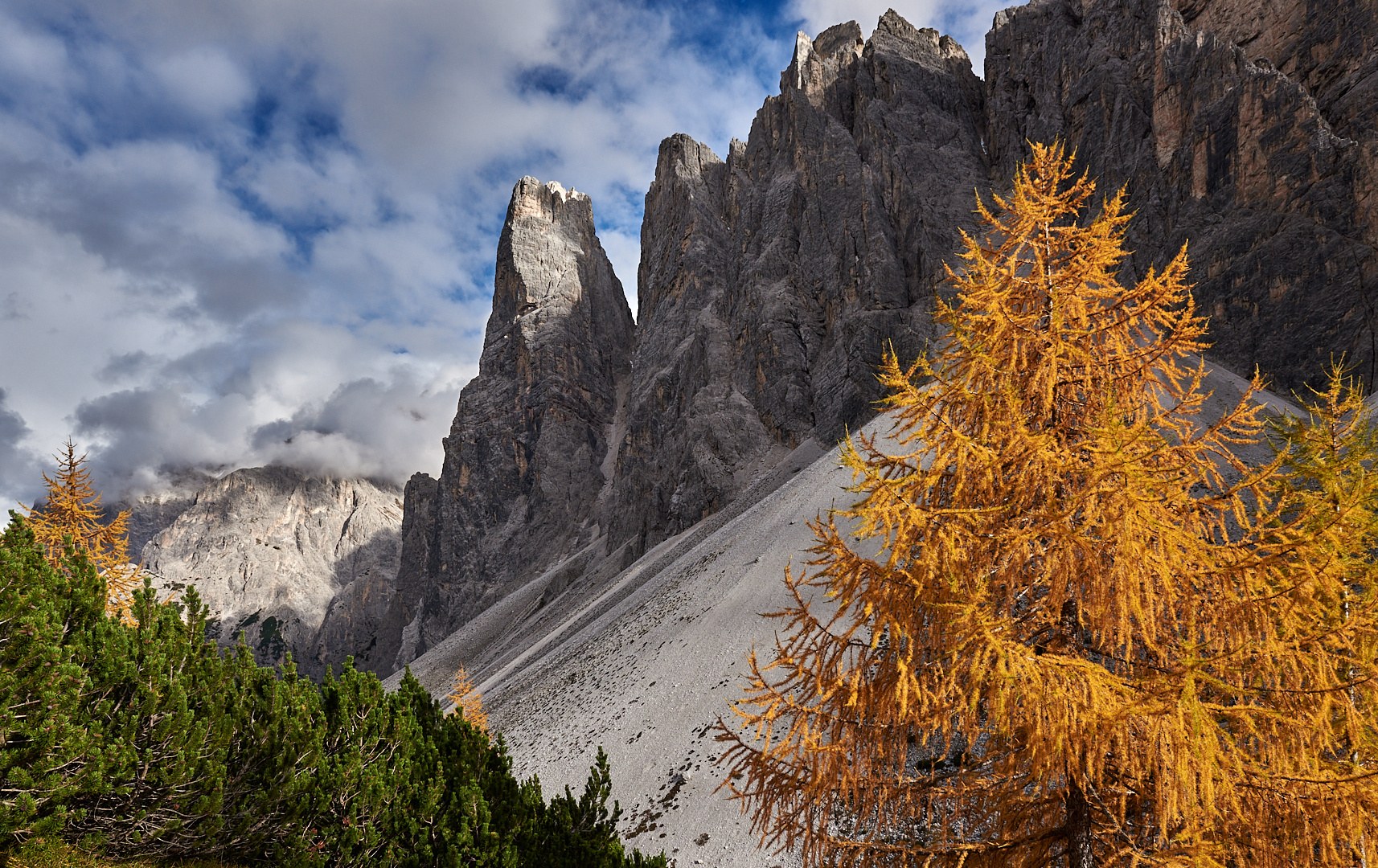 Herbstfarben in den Dolomiten. Auf dem 2. Gipfel von inks, in der Bildmitte (FOTO UNTEN) stand...