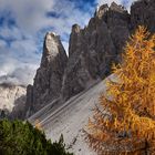 Herbstfarben in den Dolomiten. Auf dem 2. Gipfel von inks, in der Bildmitte (FOTO UNTEN) stand...