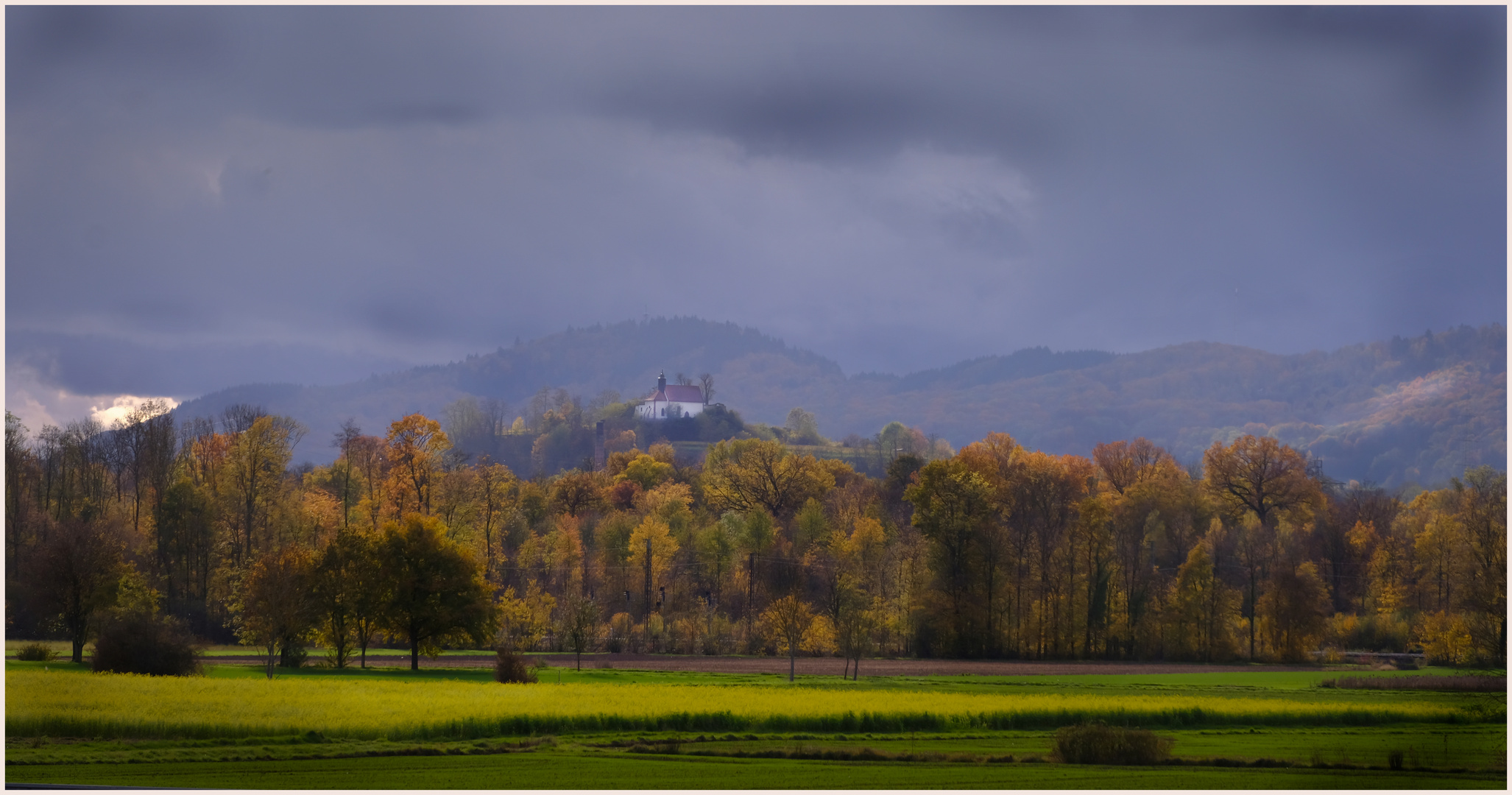 Herbstfarben mit Kapelle