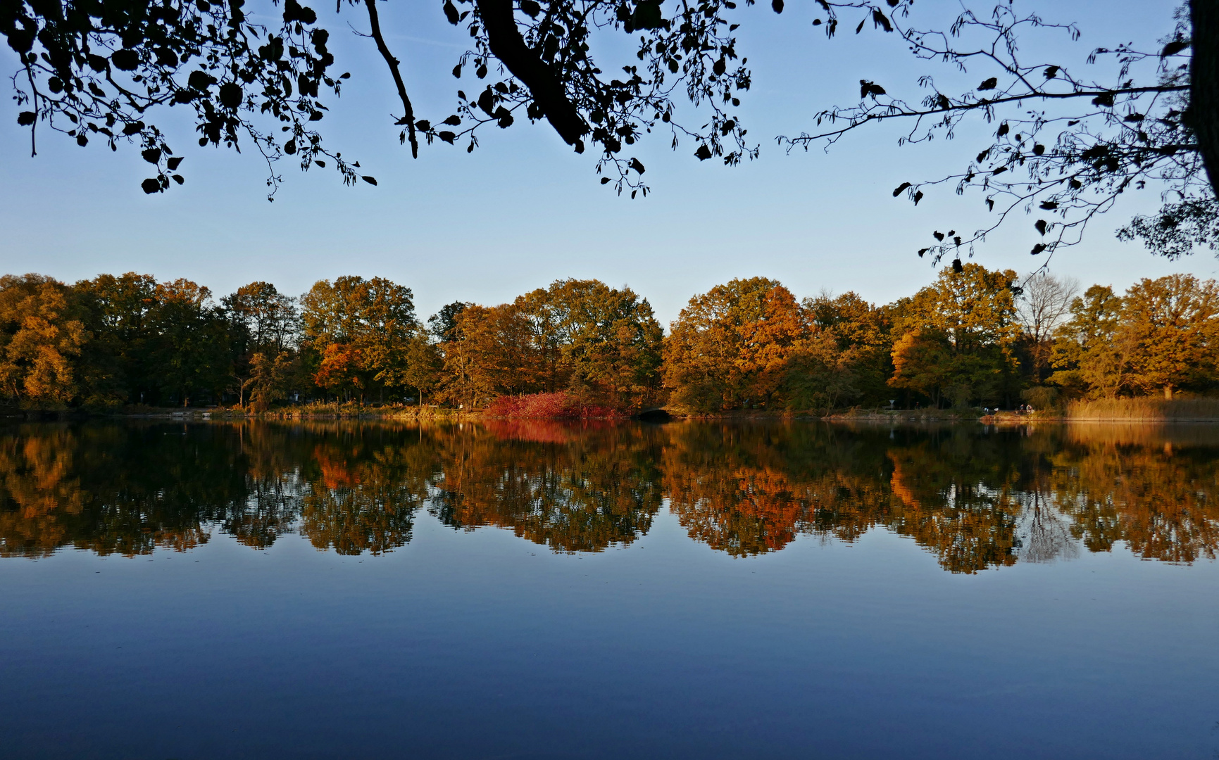 Herbstfarben spiegeln sich im Wasser