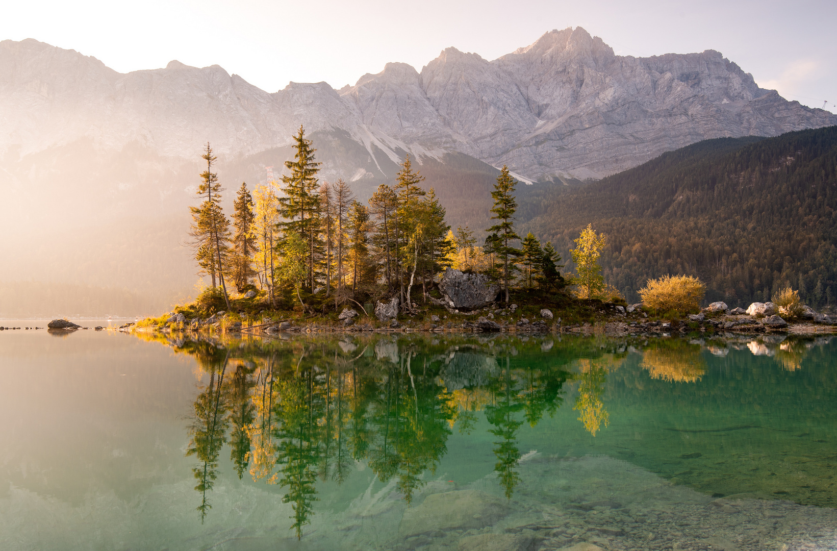 Herbstfarben und Licht am Eibsee Foto & Bild landschaft, bach, fluss