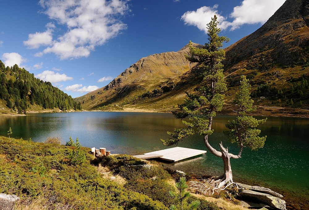 Herbstfarben und Licht-Schattenspiel am Obersee. Der Obersee...