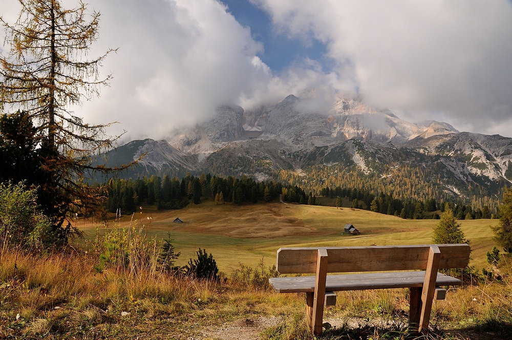 Herbstfarben und Wolkenstimmung auf der Plätzwiese. Die Hohe Gaisl (3146m) ist