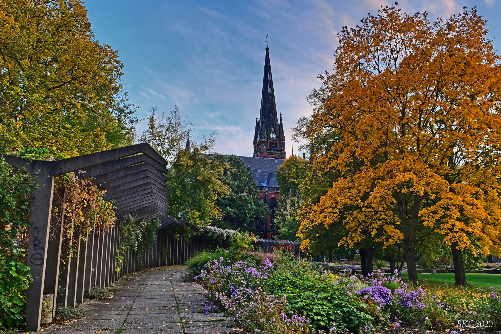 Herbstfarbenpracht vor der Johanniskirche 