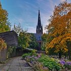 Herbstfarbenpracht vor der Johanniskirche 