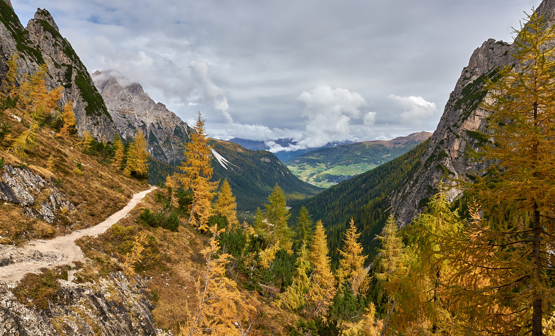 Herbstfarbenwanderung in den Sextener Dolomiten, im Hintergrund liegt das Pustertal...