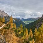 Herbstfarbenwanderung in den Sextener Dolomiten, im Hintergrund liegt das Pustertal...