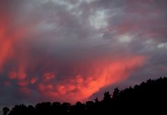 Herbstfeuer,Mammatus-Wolken