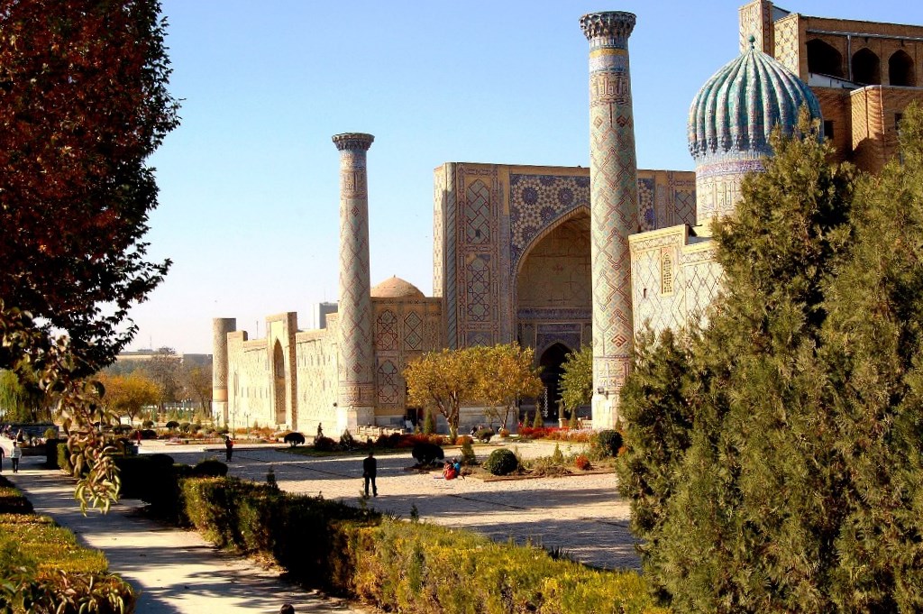 Herbstflair am Registanplatz in Samarkand