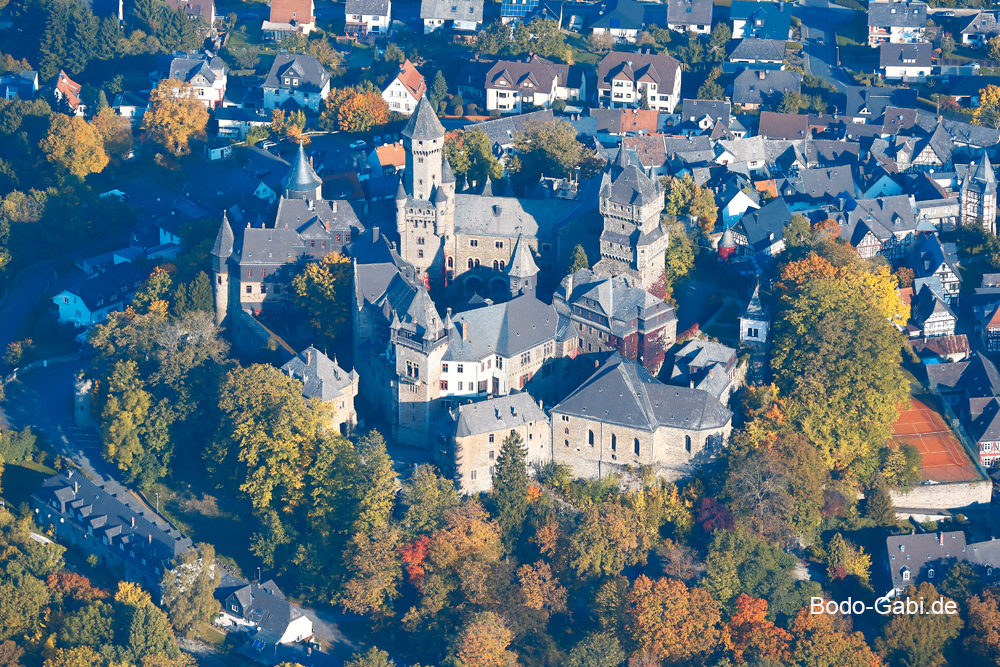 Herbstflug über Schloss Braunfels