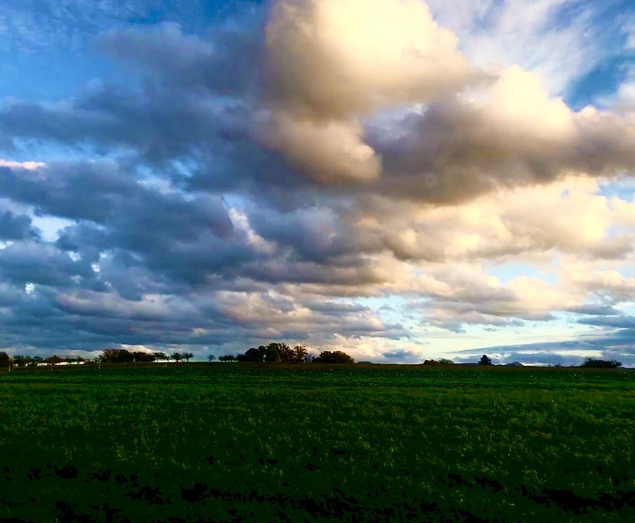 Herbstkapriolen und der Himmel zeigt sein faszinierendes Gesicht darüber 