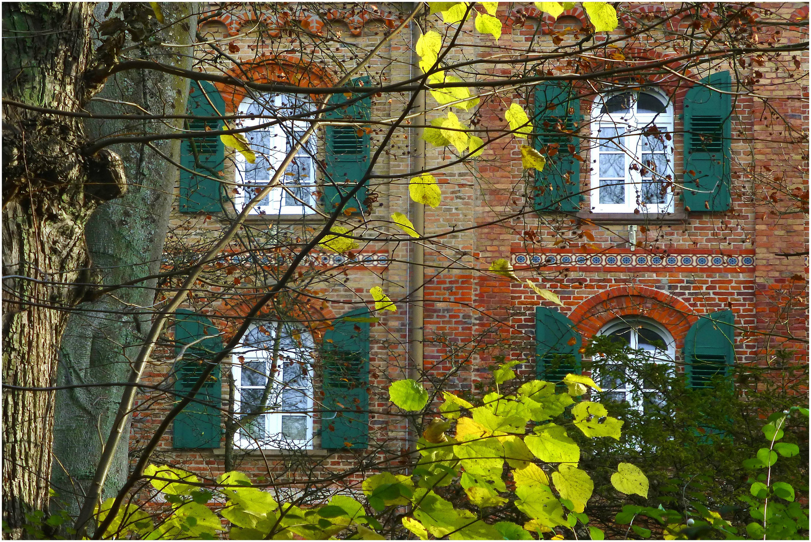 Herbstl. Fassade des Klosters Arenberg