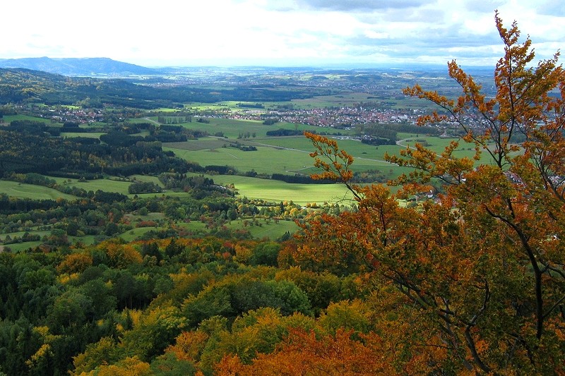 Herbstlandschaft am Fuße der Burg Hohenzollern