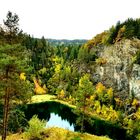 Herbstlandschaft bei grauen Wolken