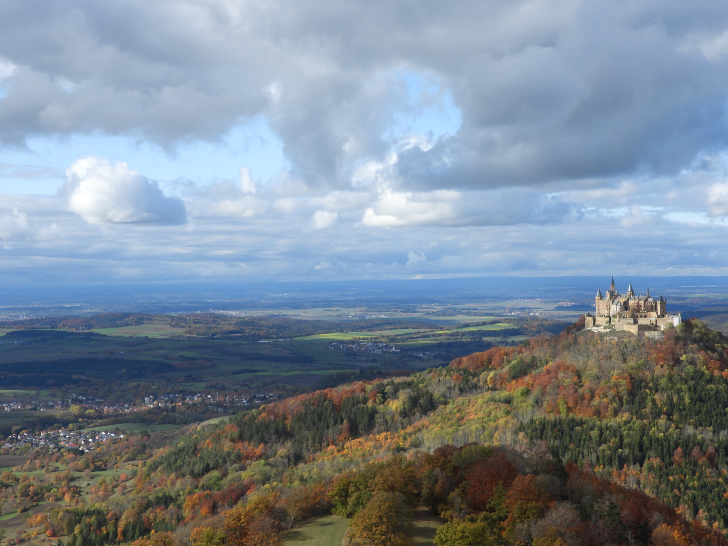 Herbstlandschaft mit Burg Hohenzollern bei Hechingen