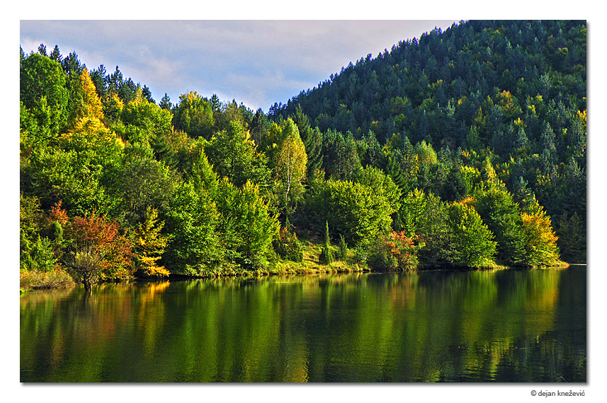 Herbstlandschaft mit Fluss