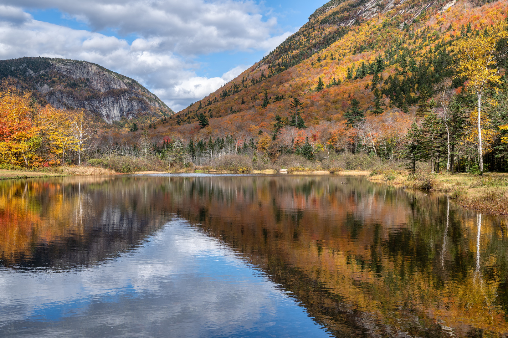 Herbstlandschaft spiegelt sich