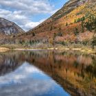 Herbstlandschaft spiegelt sich