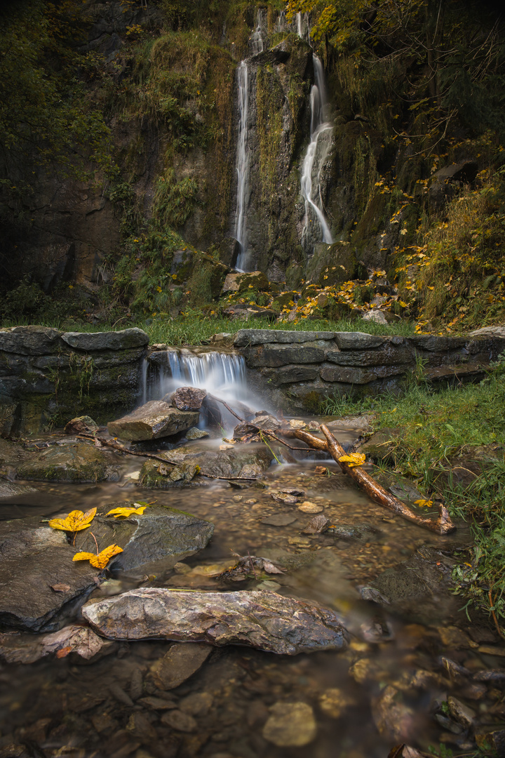 Herbstlaub am Wasserfall in Königshütte