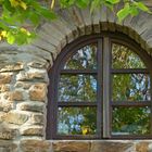 Herbstlaub im Fensterspiegel