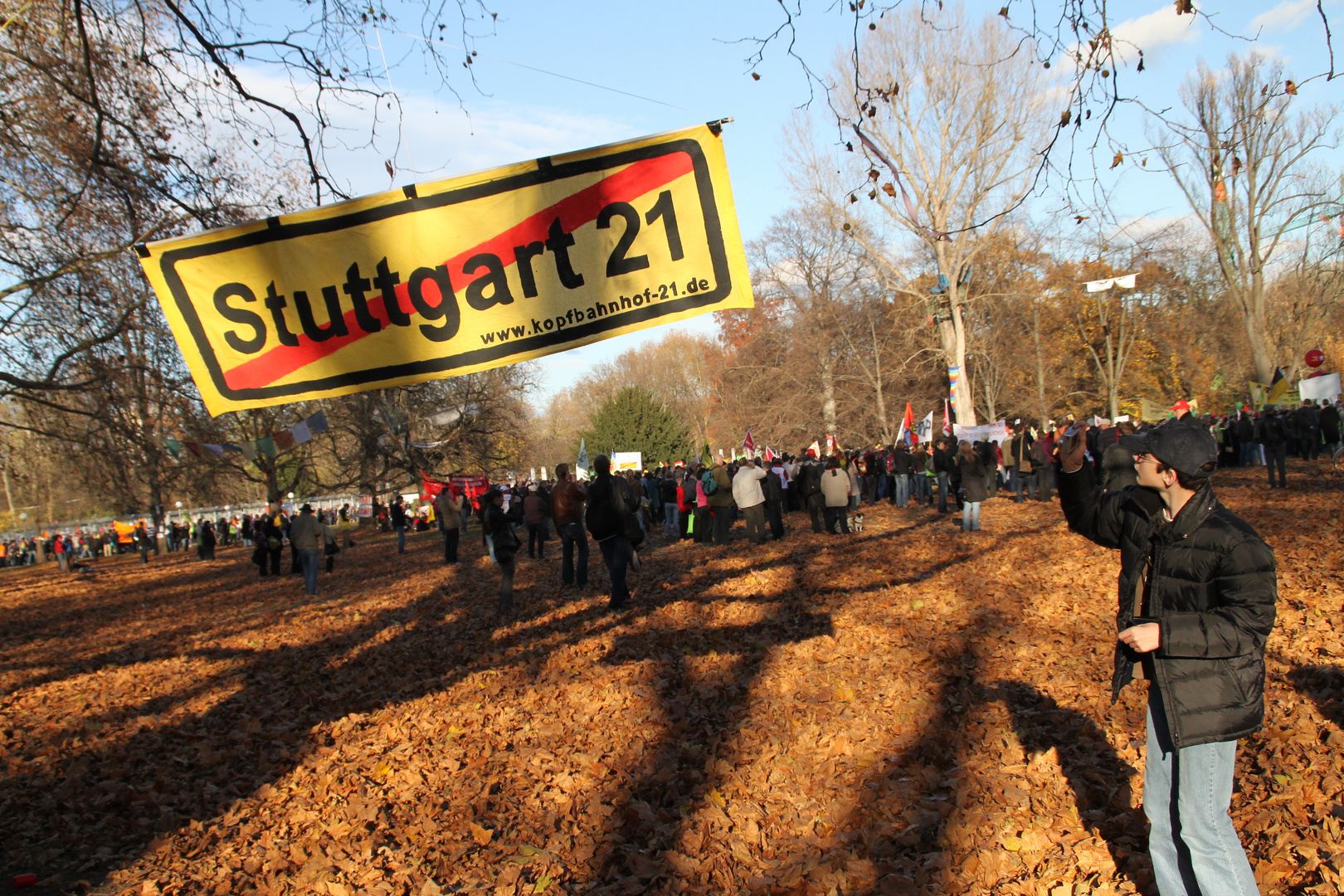 Herbstlaub Park Stuttgart bei Demo 13.11.10  K21