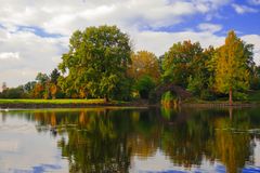 Herbstlaub spiegle dich