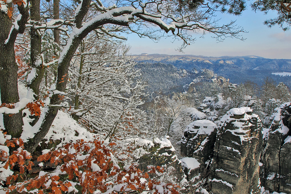 Herbstlaub und Schnee und ein Blick von der Bastei in der Sächsischen Schweiz