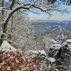 Herbstlaub und Schnee und ein Blick von der Bastei in der Sächsischen Schweiz