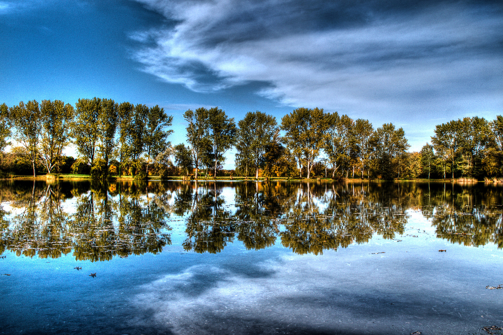 Herbstlich helles Leuchten überm See