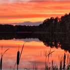 Herbstliche Abendsonne am See