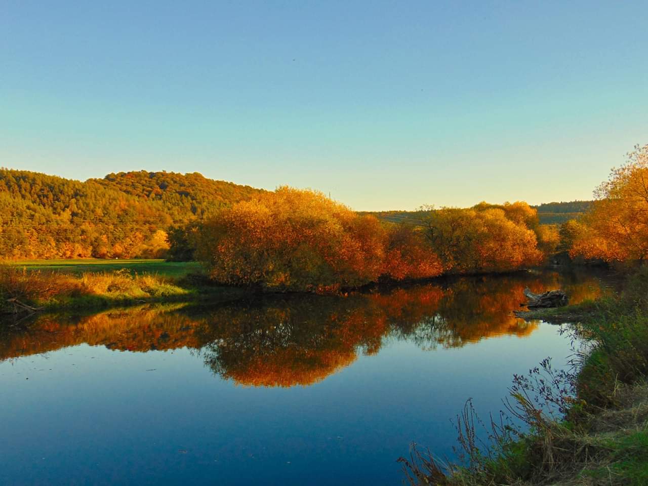 Herbstliche Abendstimmung am Fluss