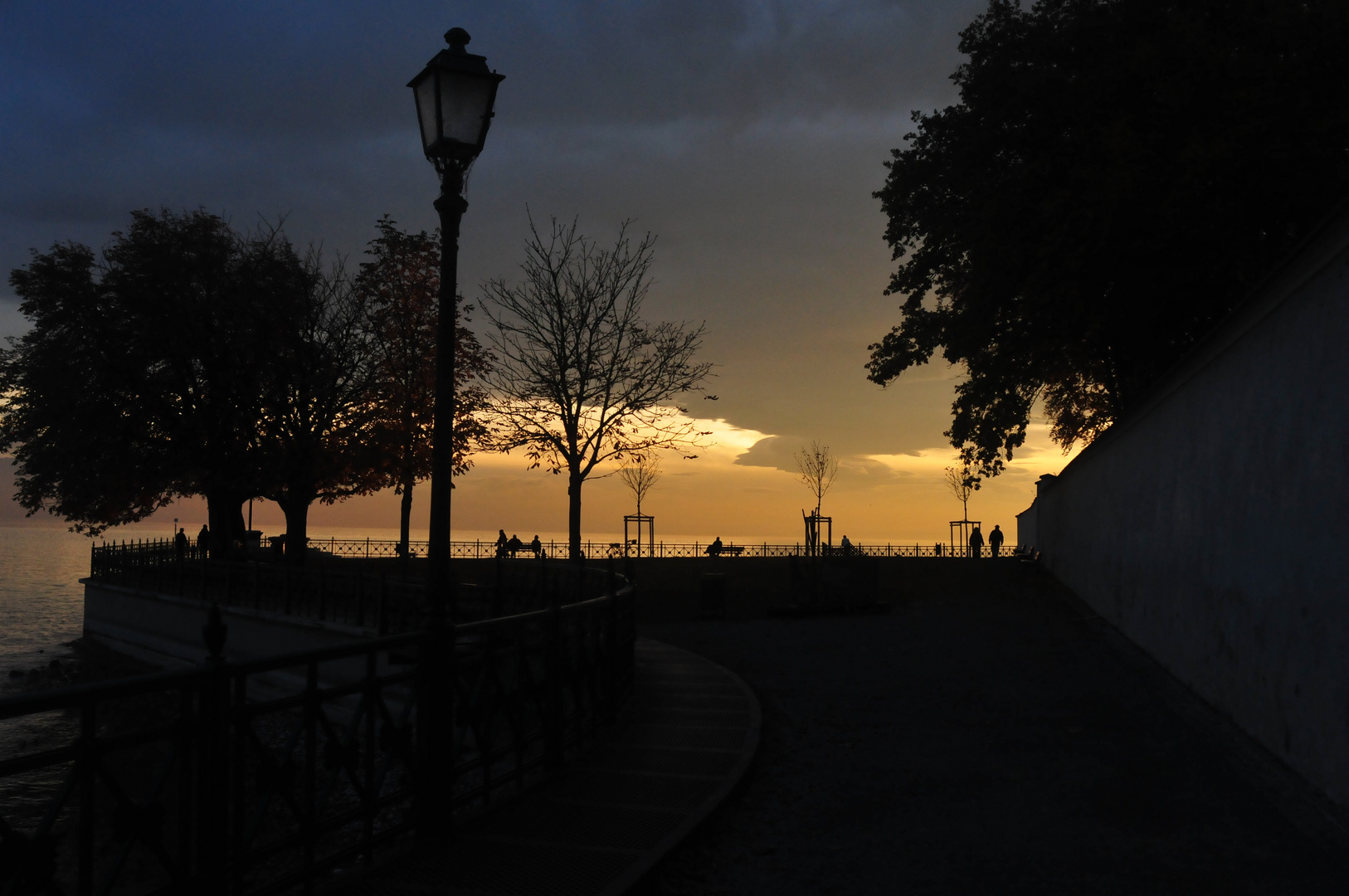 Herbstliche Abendstimmung am Schlosshafensteg in Friedrichshafen