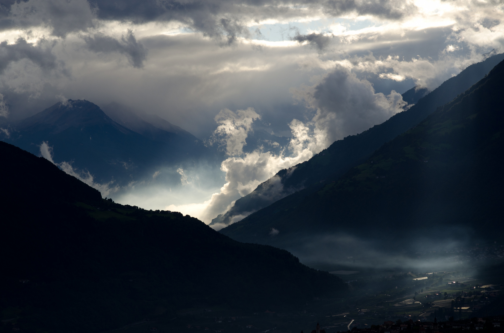 herbstliche Abendstimmung über dem Vinschgau in Südtirol