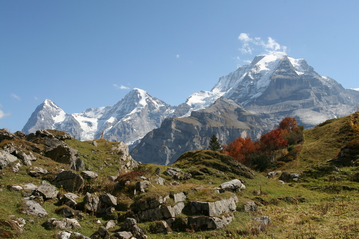 Herbstliche Berglandschaft im Berner Oberland (Schweiz)