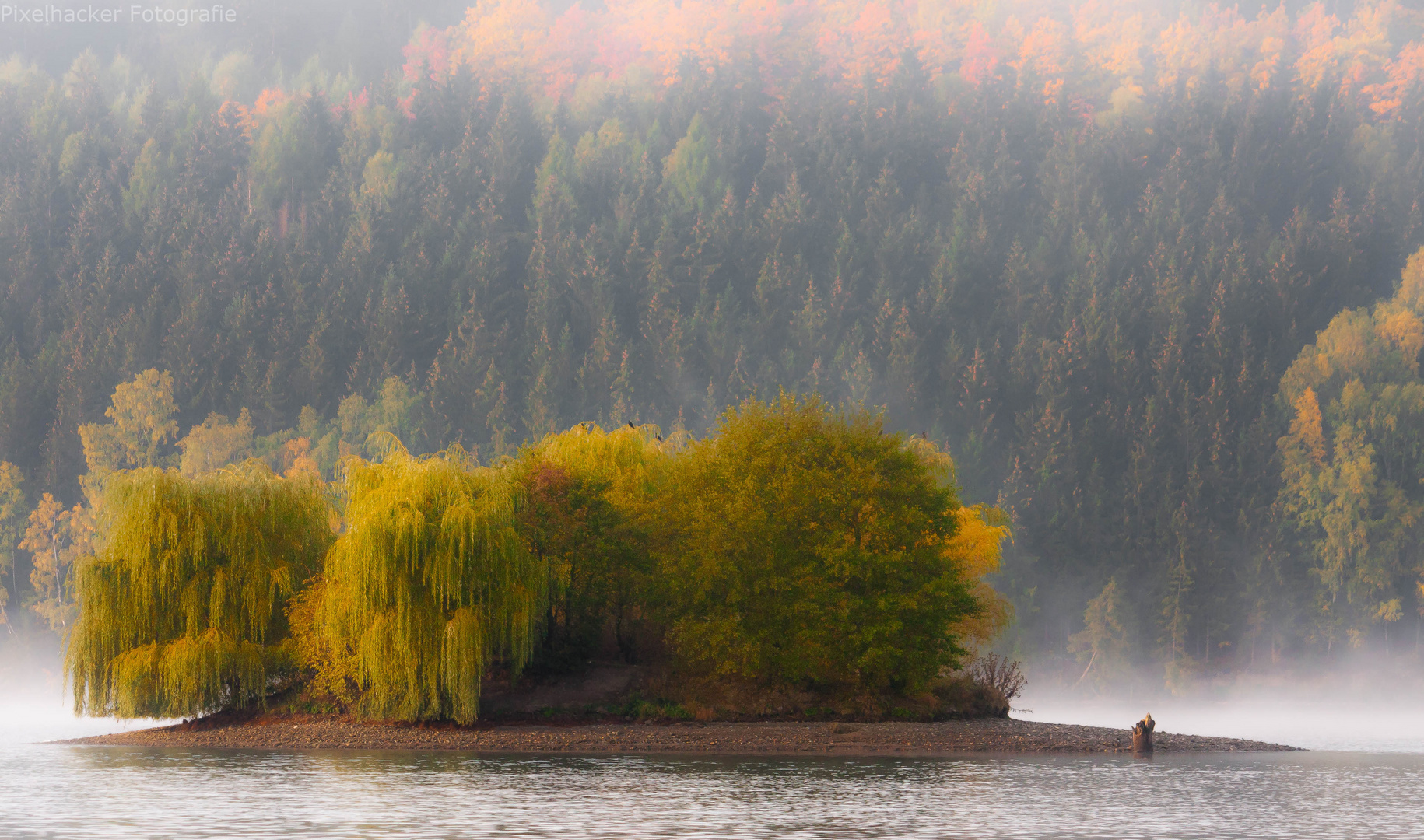 Herbstliche Bergseeinsel