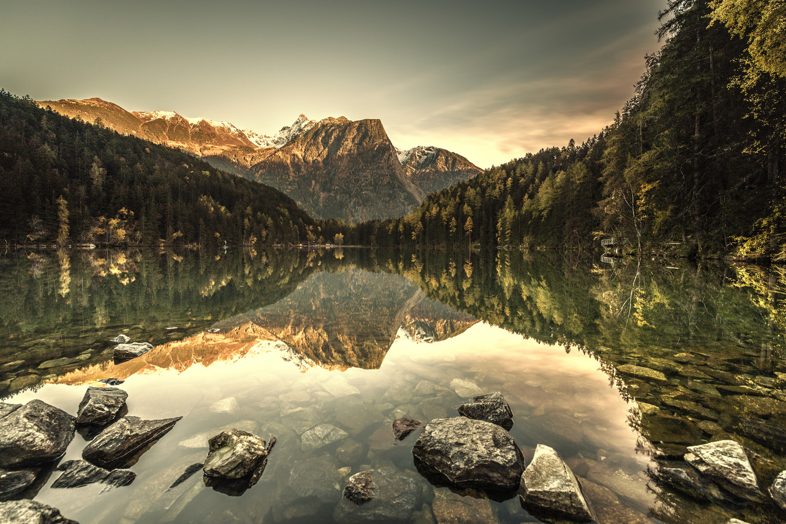 herbstliche Dämmerung am Piburger See