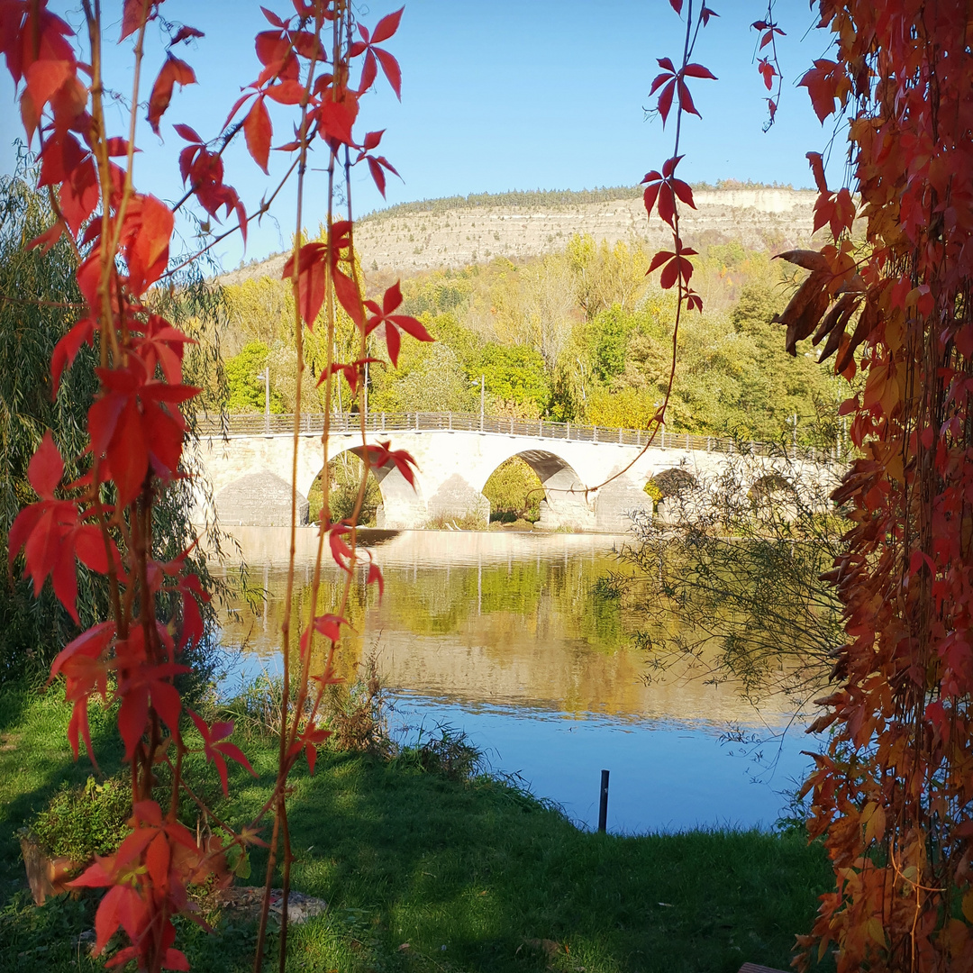 Herbstliche Deko am Wehr